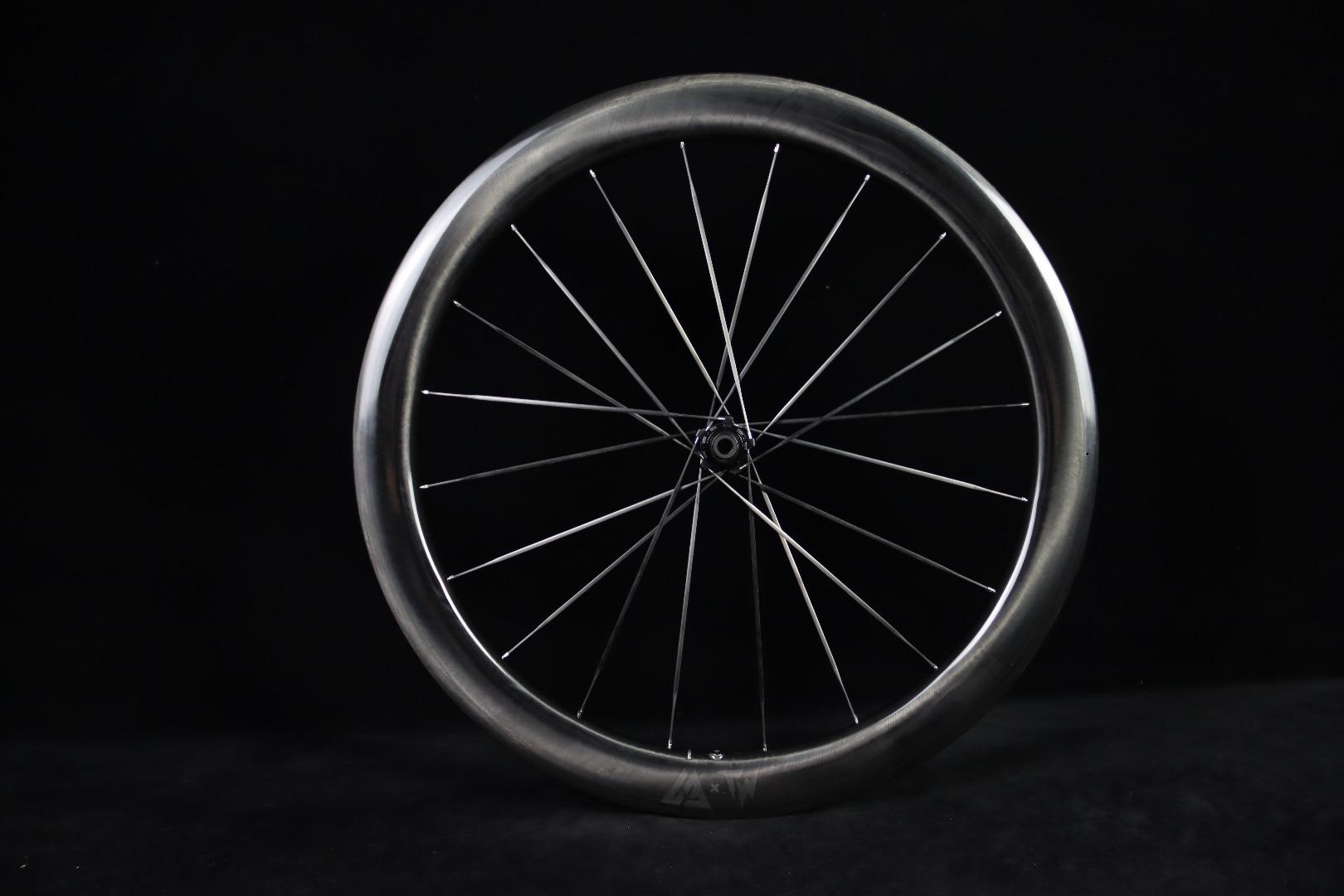 Light Bicycle Airia 55 single-wheel studio view
