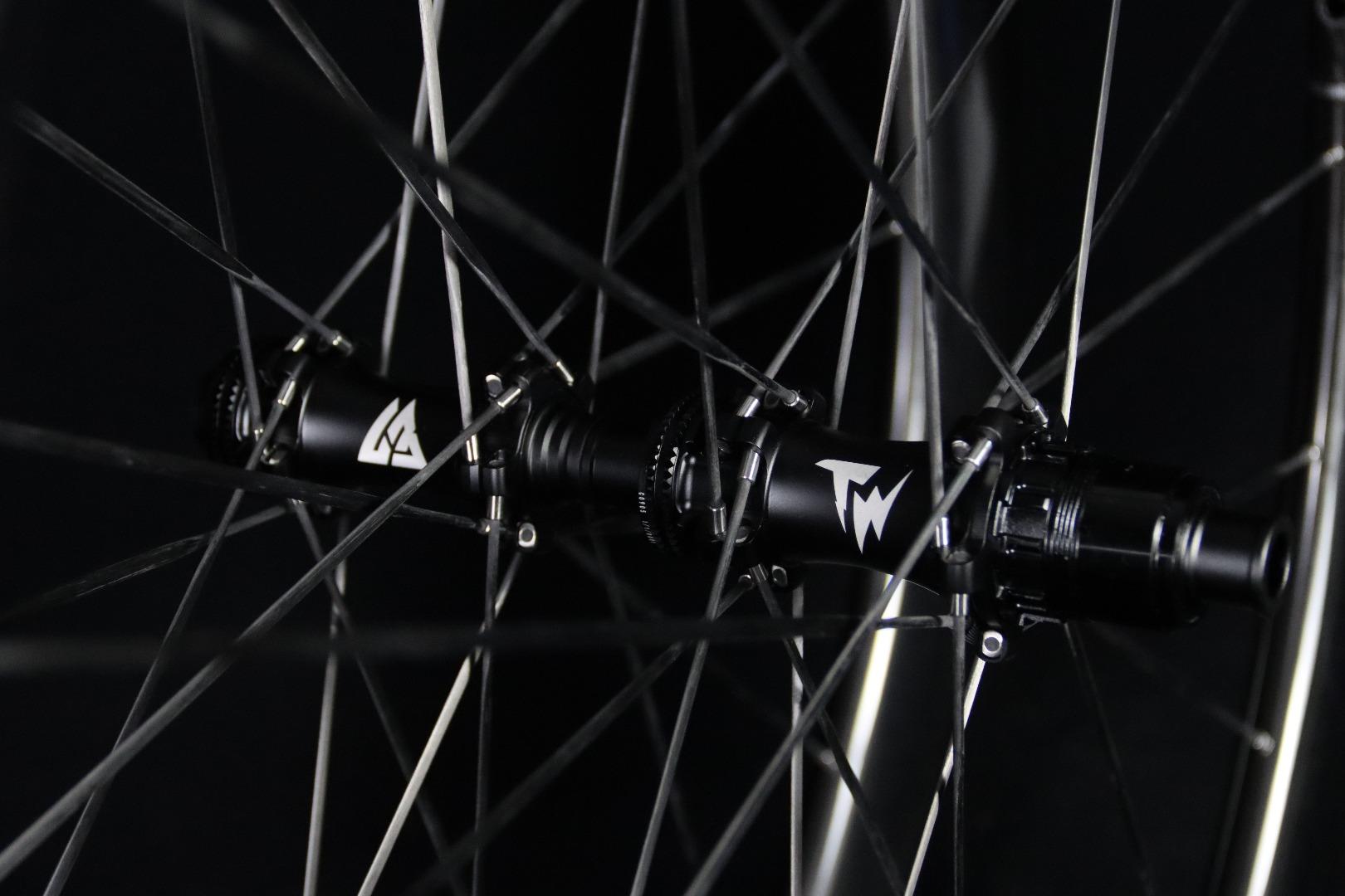 Light Bicycle Airia 55 Speed-Hub and spoke detail
